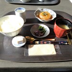 食堂いち - 定食にぃ〜付く付け合わせ(まかない丼は味噌汁とお漬物)ですってぇ〜♪