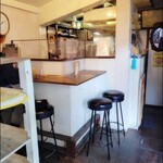 ザ・ルーモァバーガー - 入口カウンター席