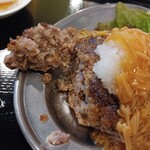 高屋敷肉店 - 和牛ハンバーグ断面図