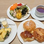 Forukusu - サラダバーからサラダ、パイナップル、コーヒーゼリー、プリン、ホットココア