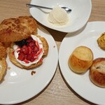 フォルクス - クッキーシュー(マンゴー、ベリー)、バニラアイス、ブレッドバーからりんごと紅茶のパンとオレンジブレッド、カボチャサラダ