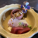 日本料理 まめぞう - タイ、イカ、マグロ、小鉢にはリンゴと蟹の酢の物