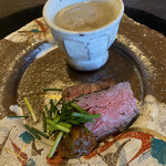 日本料理 まめぞう - 本日は仙台牛、器の中は豆腐の上にキノコのすり流し、ホタテ入り