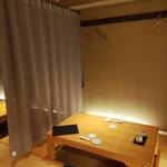 品川駅前すし処　藤寿司 - カーテン仕切り有