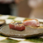 三谷 - 真鶴産の鰹、奥は金目