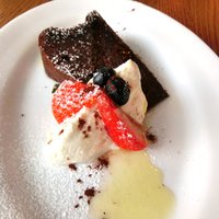ブラチェリア バーヴァ - ドルチェ +200円 のガトーショコラのアイスと苺添え