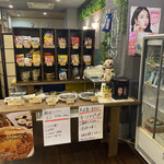 ソウルオモニポチャ - 棚から好きな韓国インスタントラーメンを選びます