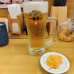 天丼てんや - 生ビールと卓上にあるたくあん