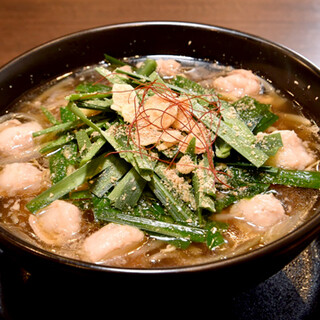``Hakata Motsu Nira Soba'' is the most popular. A wide range of side menus are also available.