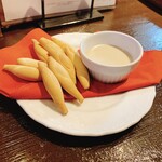 新宿イタリアン カルボナード - アンチョビ風味のソースをたっぷりかけると罪なくらいワイン泥棒なスナック