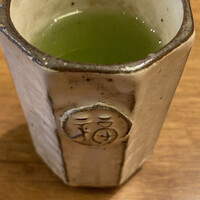 うなぎ家 しば福や - とても上品なお茶。このお茶、無料ですがタッチパネルから注文します。