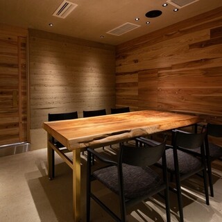 最大6名様までご案内可能。接待や乳幼児連れのご家族にも安心して会食して頂けます。