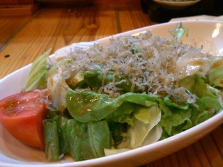 Izakayasakura - じゃこサラダ。カリポテサラダもおすすめ！