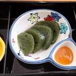 なごみの森 - ○よもぎ蒟蒻（こんにゃく）
薬膳料理となる。

よもぎの匂いは気にならないけれど
草っぽい味わいのこんにゃくで
水っぽい感じがする。

酢味噌で食べるんだけど味はあんまりだねえ。