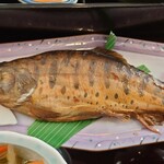 なごみの森 - ○川魚の姿煮
見た目の斑点から、多分ヤマメだろう。
甘露煮かと思い、頭からガブリッ、、、ええ〜っ！

甘露煮じゃあ無いやん！（笑）
骨も固く食べるのを断念する。

味は美味しい。