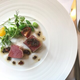 四季を感じる、旬の食材を使用したコース料理をご用意