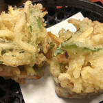 手打そば やっこ - ホタテ入りのさくさくかき揚げ