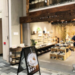 shells store - 看板に2階でいつでもビール飲めます