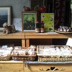 レストラン友國 - 手作りの御菓子や地元のお味噌などが売っていました