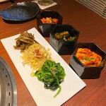 蕃 YORONIKU - キムチとナムル