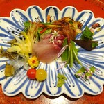 草喰 なかひがし - お造り：鯉の洗い 草花と野菜のサラダ仕立て