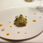 ラチュレ - アジと柿のマリネ 　周りに散りばめたソースは、黄色のアプリコットと緑のブルーチーズ。