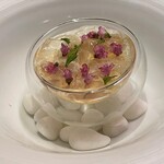 ラチュレ - カブと毛蟹のブランマンジェ 　毛蟹の殻をまとって供されますが、殻を退けるとフレンチらしい、繊細な飾りつけ。 　上に散らされたのは花穂じそ。全体に淡い味わいで、逆に毛蟹の身の風味、旨みを感じます