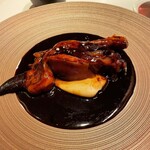 ラチュレ - メイン一皿目は熊の手の赤ワイン煮：血で繋いだソースが濃厚。肉はゼラチン質多くプルプル