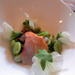 ウシマル - 花弁はソラマメの花です。赤貝と豆、そして花。見た目も美しい。