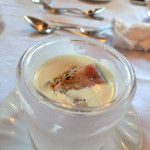 ウシマル - 冷製ポタージュ。ホッキ貝と玉ねぎのようですが、揚げ料理の後なので、緩急計算されている。