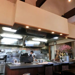 ウシマル - 開放的なキッチン