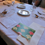 ウシマル - 地味だけれど清潔なテーブルセッティング