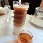 ウシマル - カフェオレアイス、グラスが個性的