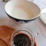 ウシマル - カフェオレ温。お茶碗で提供されます