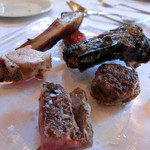 ウシマル - かなりボリュームがあるお肉４種盛り