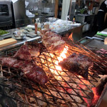 ウシマル - テーブルの目の前にあるグリルで焼いているのです