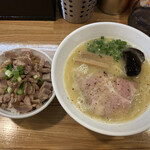 麺や 一想 - 鶏白湯 塩（800円）
            チャーシュー丼（350円）