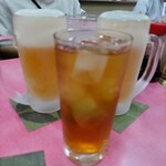 中華料理 萬福 - 霜がついた生ビール中ジョッキと、ウーロンハイ、レモンサワーとで、かんぱ〜い♪宴のはじまり〜〜！