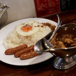 カリカル - カリカル印度カレー ライス大盛・ルー大盛＋目玉焼き・ソーセージ3本トッピング