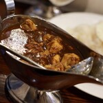 カリカル - カリカル印度カレー ライス大盛・ルー大盛＋目玉焼き・ソーセージ3本トッピング