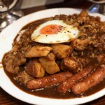 カリカル - カリカル印度カレー ライス大盛・ルー大盛＋目玉焼き・ソーセージ3本トッピング