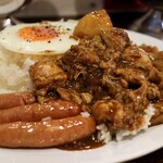 カリカル - カリカル印度カレー ライス大盛・ルー大盛＋目玉焼き・ソーセージ3本トッピング