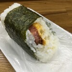 南風 - ポークおにぎり断面 (ポークと卵焼き入り)