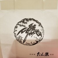 たん熊北店 名古屋店 - エンブレムをあしらった紙袋。