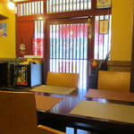 ひのき - 4人掛け、2人掛けテーブル各1つ。