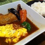 札幌スープカレーアンティーク・松本うどん店 - とろとろ卵のカレー+チキンレッグ