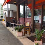 プルクワ - お店の前には、イートインスペースとして素敵なテーブルと椅子があります。