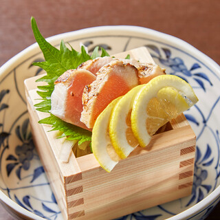 【名物】赤鶏のたたき・彩りの野菜巻き串