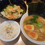 ラーメンガキ大将 - 料理写真:玉子らーめん、野菜畑、半ライス（サービス）