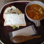 シュシュカフェ - バジルチキンのサンドイッチとレンズ豆のミネストローネスープ